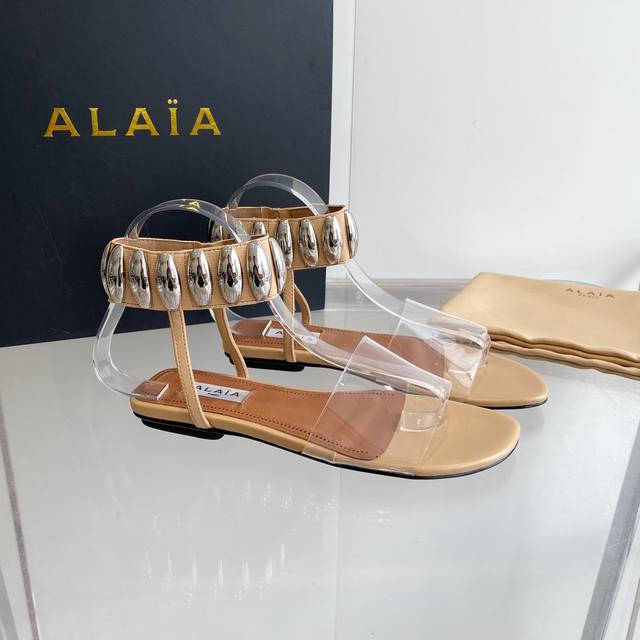 Alaia 24Ss春夏新款法式仙女胶片金属扣平底凉鞋 原版购入法国一线奢侈品牌alaia品牌源自其创始人，Azzedine Alaia是上世纪80 年代“超紧